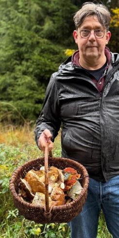 Jörn mit vollem Korb; Foto Charlotte 26.10.25 Jörn mit vollem Korb; Foto Charlotte 26.10.25