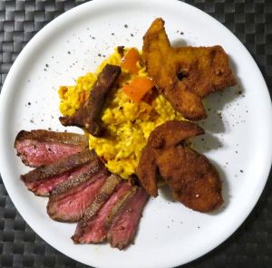 Kürbisrisotto mit Steinpilz- und Mönchskopfschnitzeln u. Beefsteak; Foto Michael 26.10.25 Kürbisrisotto mit Steinpilz- und Mönchskopfschnitzeln u. Beefsteak; Foto Michael 26.10.25