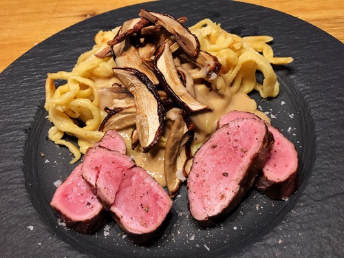 Dreierlei Filet vom Schwein mit einer Pilzrahmsauce an selbstgemachten Spätzle und gebratenen Steinpilzen; Foto Stefan 23.11.2019