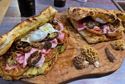 Köstliche Morchelpizzasandwiches als Belohnung für viele Kilometer; Foto Stefan 6.4.26