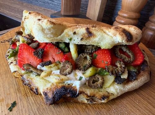 Pizzasandwich mit Spitzmorcheln; Foto Stefan 9.5.26 Pizzasandwich mit Spitzmorcheln; Foto Stefan 9.5.26