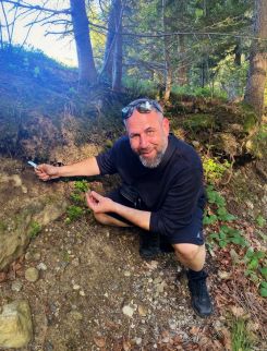 Stefan mit klitzekleiner Spitzmorchel; Foto Mica 9.5.25