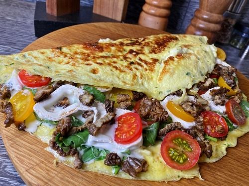 Pilzomelette mit Böhmischen Verpeln, Rucola, italienischem Weichkäse und Tomaten; Foto Stefan 28.3.26