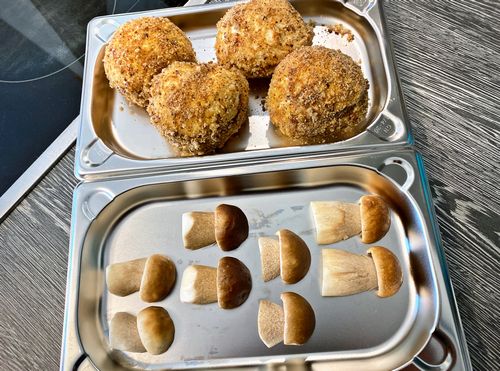 Panierte Mozzarellapralinen und Steinpilzhälften; Foto Stefan 4.10.25 Panierte Mozzarellapralinen und Steinpilzhälften; Foto Stefan 4.10.25