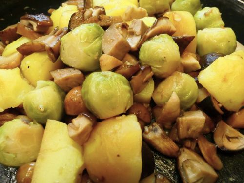 Pilze, Rosenkohl und Kartoffeln in der Pfanne; Foto Christine 23.10.26 Pilze, Rosenkohl und Kartoffeln in der Pfanne; Foto Christine 23.10.26