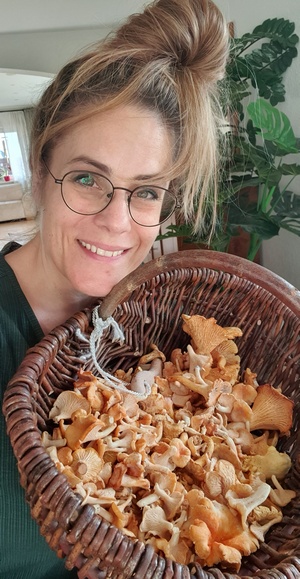 Keren zeigt ihren Pfifferlingskorb; Foto Keren 1.10.23 Keren zeigt ihren Pfifferlingskorb; Foto Keren 1.10.23