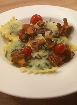 Pfifferlinge zu selbstgemachten Ricotta-Spinat-Ravioli mit Thymianbutter; Foto © Michael S. 25.9.23 Pfifferlinge zu selbstgemachten Ricotta-Spinat-Ravioli mit Thymianbutter; Foto © Michael S. 25.9.23