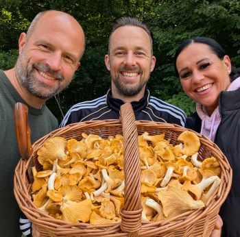 Thomas, Michael u. Simone (v. li.) schwelgen im Pfifferlingsglück; Foto Markus 11.6.25