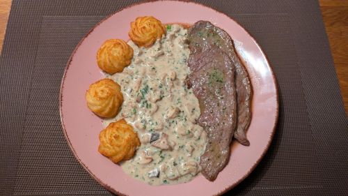 Die Frischpilze gab es in einer Béchamelsoße zu Herzoginkartoffeln und Minutensteaks; Foto Véronique 21.10.26 Die Frischpilze gab es in einer Béchamelsoße zu Herzoginkartoffeln und Minutensteaks; Foto Véronique 21.10.26