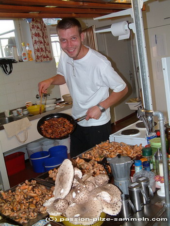 In der Pilzküche macht es Matthias sichtlich Spaß; Foto © pps.com 25.8.2007