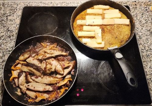 Gebratene Pilze und Schweizer Rösti; Foto Florian 25.10.26 Gebratene Pilze und Schweizer Rösti; Foto Florian 25.10.26