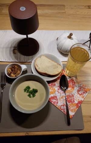 Pilzsalat und Pilzcrèmesuppe, dazu ein Stück vom selbstgemachten Hefezopf und gespritzter Apfelsaft; Foto Martin 22.10.26 Pilzsalat und Pilzcrèmesuppe, dazu ein Stück vom selbstgemachten Hefezopf und gespritzter Apfelsaft; Foto Martin 22.10.26