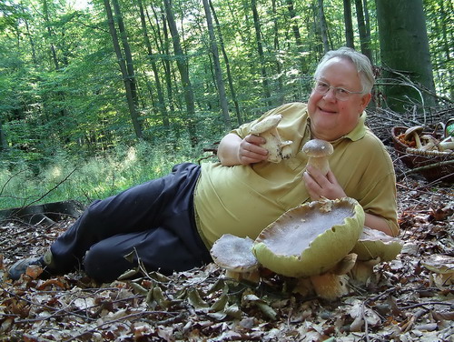 Da haut's Dieter Sdun vor großen Steinpilzen doch glatt um; Foto pps