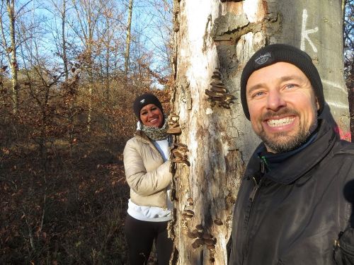 Simone und Michael bei der Austernpilzernte; Foto Michael 3.12.25
