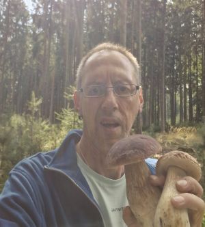 Stephan mit Steinpilzen; Foto Stephan 3.10.25 Stephan mit Steinpilzen; Foto Stephan 3.10.25