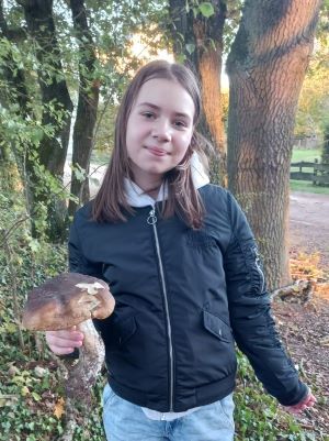 Mädchen mit Steinpilz; Foto Michael 29.9.24