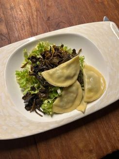 Ravioli, gefüllt mit Totentrompeten, und Salat; Foto Patrick 25