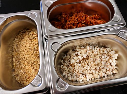 Die Zutaten: gewürfelte Steinpilze, gehackte getrocknete Tomaten und Semmelbrösel; Foto Stefan 4.10.25 Die Zutaten: gewürfelte Steinpilze, gehackte getrocknete Tomaten und Semmelbrösel; Foto Stefan 4.10.25